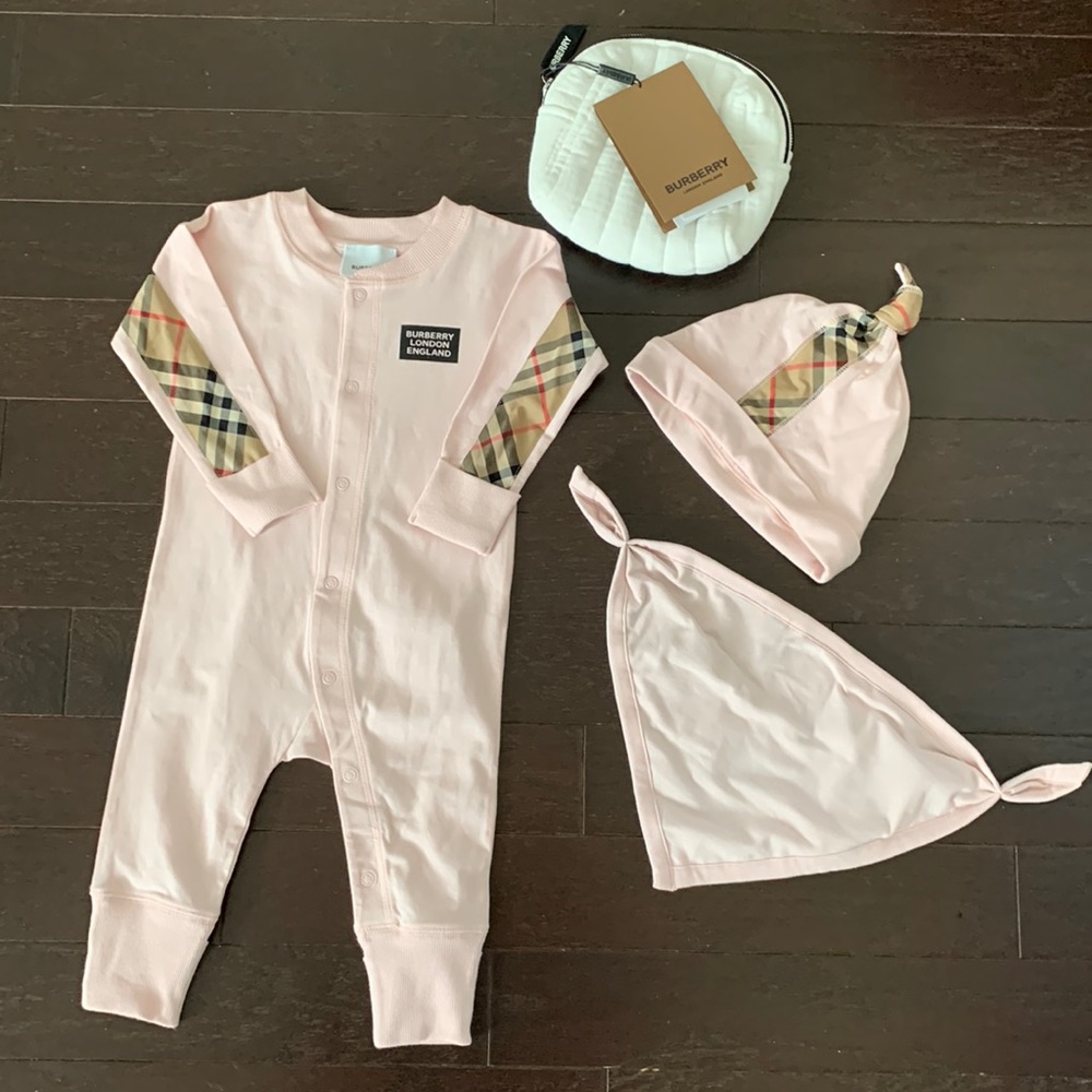 Burberry ice pink gift set 6 months - new! never worn